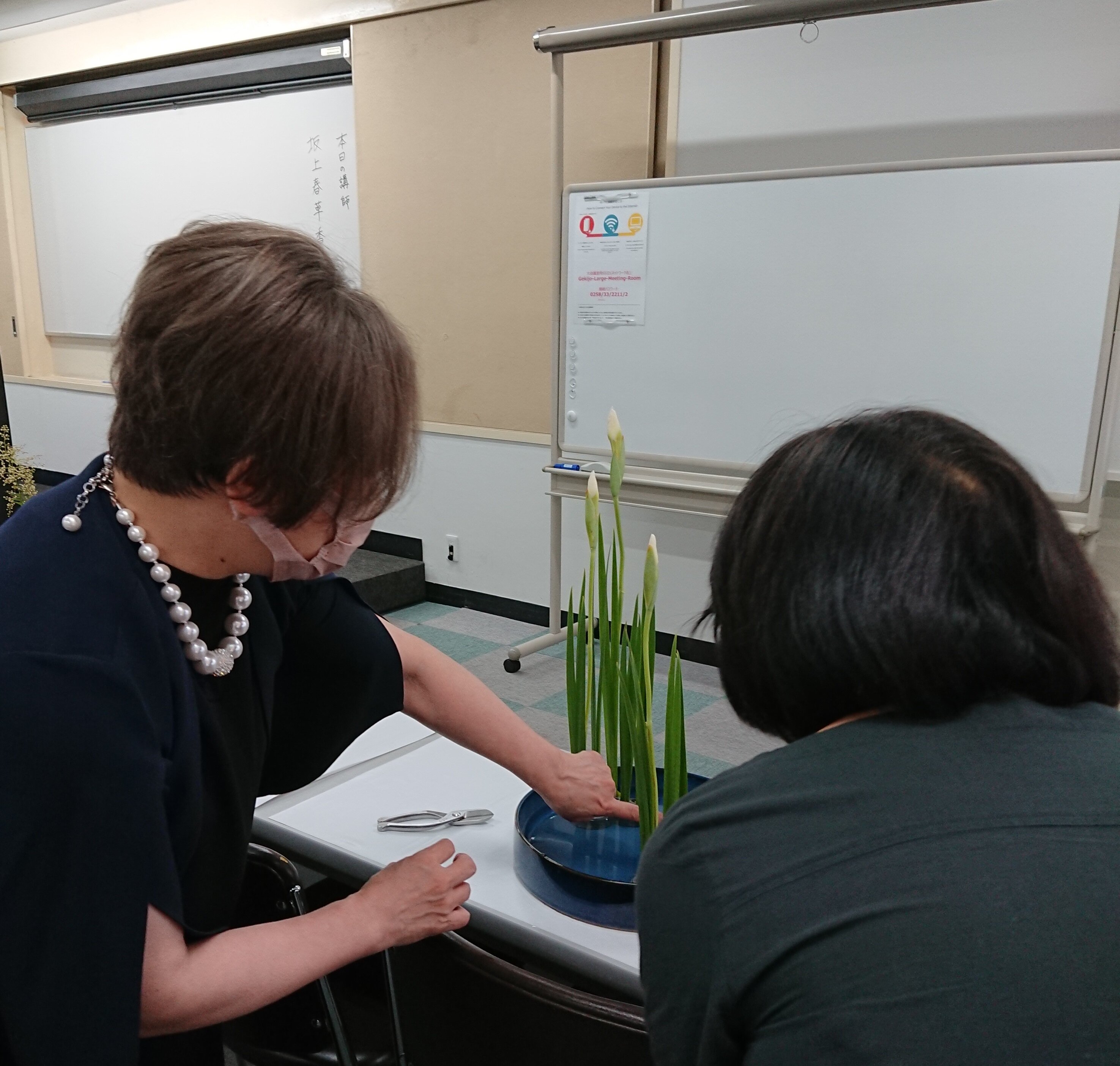 1_定例研究会での寸評の様子 長岡　花菖蒲.JPG