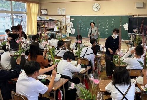 学校でいけばなトップ写真.jpg